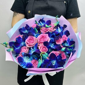 Букет живых цветов из космических орхидей и розовых роз 29 шт