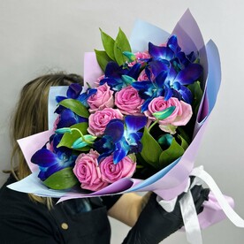 Букет живых цветов из космических орхидей и розовых роз с рускусом
