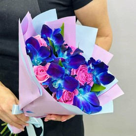 Букет живых цветов из космических орхидей и розовых роз 11 шт