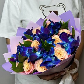 Букет букет живых цветов из космических орхидей и розы мисс пигги "19шт" орхидея с розой