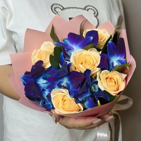 Букет живых цветов из космических орхидей и кремовых роз "11шт"