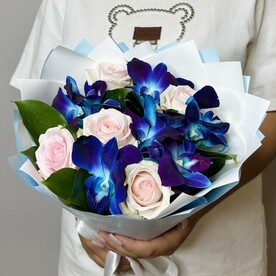 Букет живых цветов из космических орхидей и нежно розовых роз "11шт"