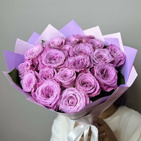 Букет живых цветов из сиреневых роз 19 шт