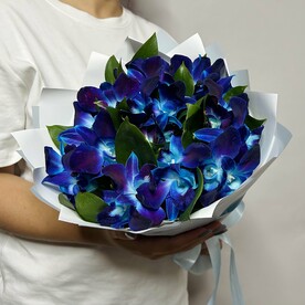 Букет живых цветов из космических орхидей 15 шт