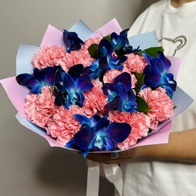 Букет живых цветов из космических орхидей и розовых гвоздик 19 шт
