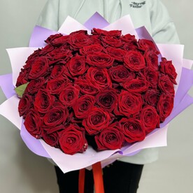 Букет живых цветов из красных роз 51 шт