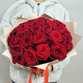 Букет живых цветов из красных роз 25 шт (40см)