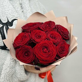 Букет живых цветов из красных роз 9 шт (40см)