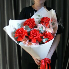 Большой авторский букет из роз и гвоздик в красно-пудровых тонах