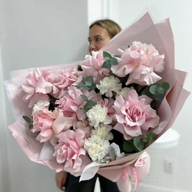 Нежные розы "французские" и белые диантусы с эвкалиптом