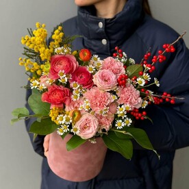 Коробка с ранункулюсами и илексом