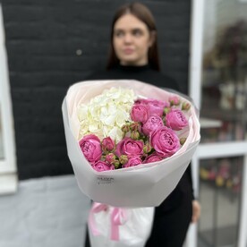 Сборный букет из гортензии и кустовых роз