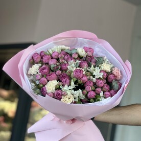 Большой авторский букет с яркой пионовидной розой и диантусом