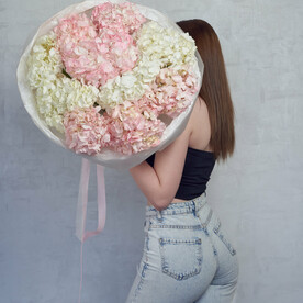 Букет «облако из нежных гортензий»