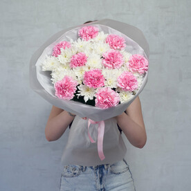 Авторский букет из хризантемы и диантуса