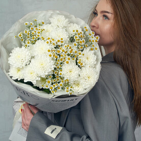 Букет из хризантемы и ромашки