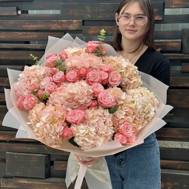 Букет из пышной гортензии и кустовой розы с эвкалиптом 😍