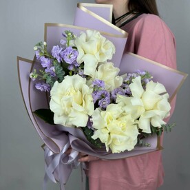 Букет дуо с французским белыми розами и кустовой маттиолы. Цветы на Якиманке