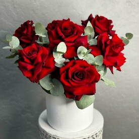 Букет коробок из фронцускых роз и Эвкалипт