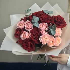 Букет из французских роз и кустовой Джульетты