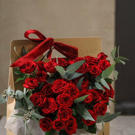 Композиция из Красных Пионовидных роз