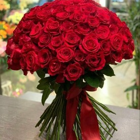55 КРАСНЫХ РОЗ НА АТЛАСНОЙ ЛЕНТЕ