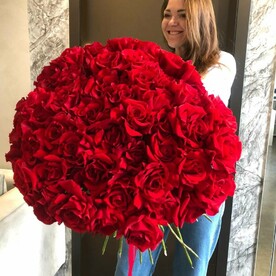 БУКЕТ-ГИГАНТ ИЗ 55 АЖУРНЫХ РОЗ