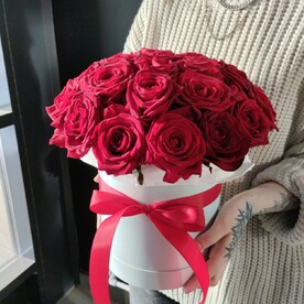 25 РОЗ В ШЛЯПНОЙ КОРОБКЕ