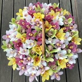 ЯРКИЙ МИКС ОРХИДЕЙ В ПЛЕТЕНОЙ КОРЗИНЕ