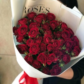 Красные кустовые розы