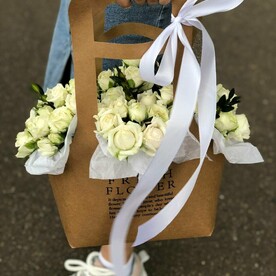 Белые розы в сумочке