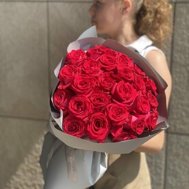 25 красных роз в упаковке