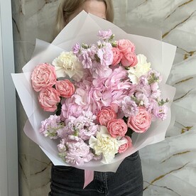 Большой нежный букет кустовых роз, маттиолы и диантусов