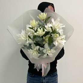 Букет ароматных пионовидных лилий