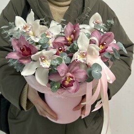 Нежные орхидеи с эвкалиптом в шляпной коробочке