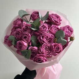 Букет пионовидных кустовых роз мисти бабблс с эвкалиптом