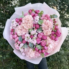 Большой ароматной букет кустовых роз с гортензией, маттиолой и диантусами