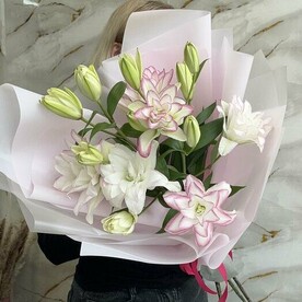 Романтичный букет пионовидных лилий