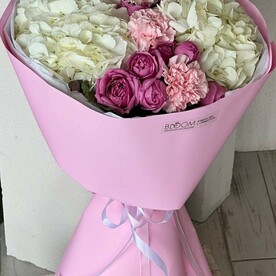 Авторский букет с кустовой малиновой розой, диантусами и гортензией