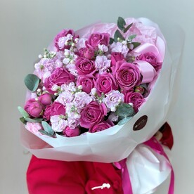 Малиновые кустовые розы и маттиола