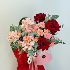 Французские розы в шляпной коробке