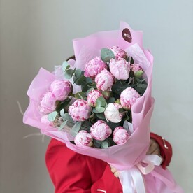 Букет роскошных пионов с эвкалиптом