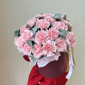 Композиция в шляпной коробке с гвоздиками и эвкалиптом