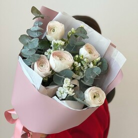 Ранункулюсы с маттиолой и эвкалиптом