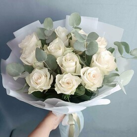 13 Белых Роз с Эвкалиптом