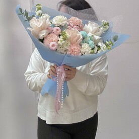Букет из гортензий и французской розы