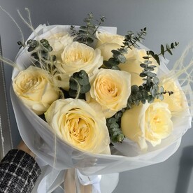 Букет с пионовидными розами и эвкалиптом