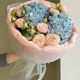 Гортензия и розы букет