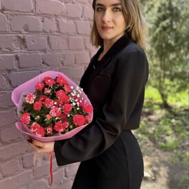 Яркий букет кустовых роз