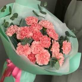 Букет их розовых диантусов с эвкалиптом